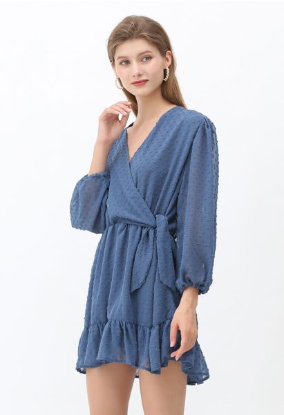 Vestido de gasa envuelto con volantes laterales y nudo de puntos flocados