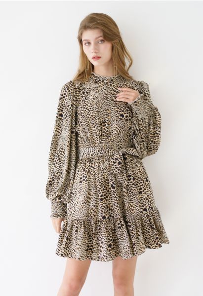 Vestido con volantes y mangas abullonadas con estampado de leopardo abotonado
