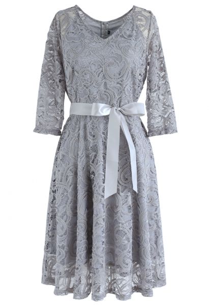 Recuerda el vestido de encaje con cuello en V de otoño en gris