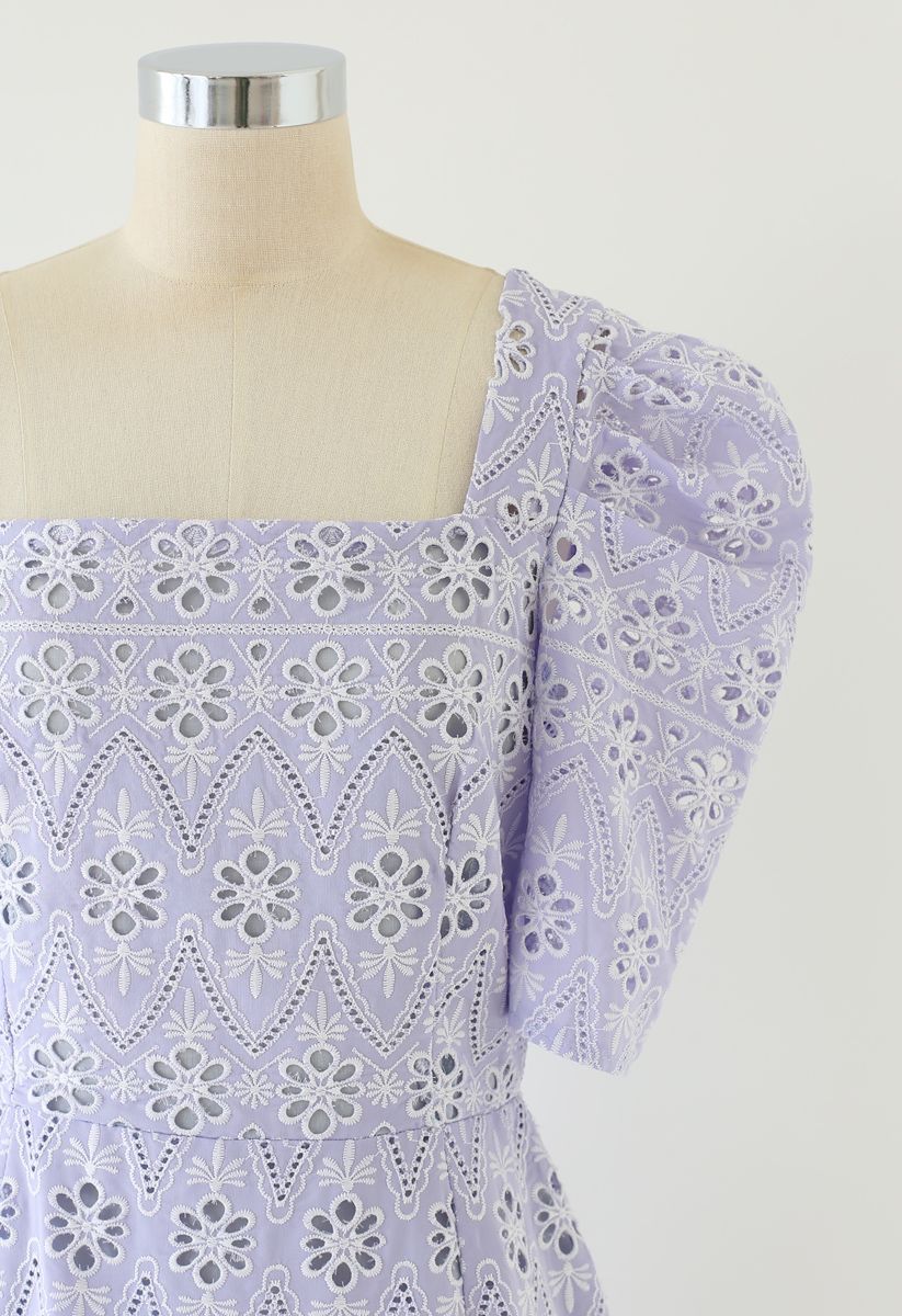 Minivestido con escote cuadrado bordado floral con ojales en zigzag en lila