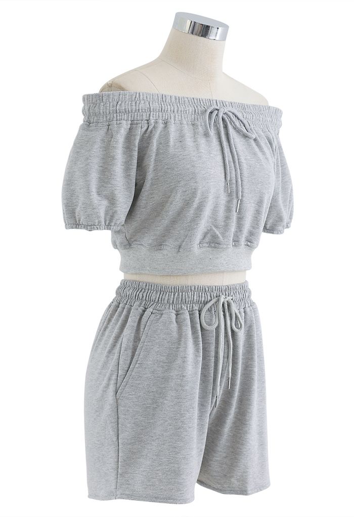 Conjunto de shorts y top corto con cordón y hombros descubiertos en gris