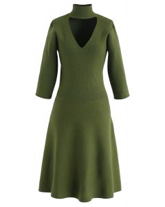 Vestido midi de punto acanalado con recorte en forma de V en verde oliva