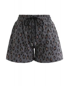 Pantalones cortos con bolsillos con cordón y estampado de leopardo en color humo