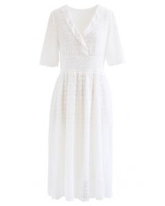 Vestido midi elegante con cuello en V y malla bordada