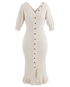 Vestido midi de punto acanalado con ribete de botones con volantes y cuello en V en color crema