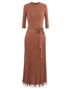 VESTIDO A MEDIDA DE PUNTO ACANALADO CON BAJO CON FLECOS Y CUELLO ALTO EN CARAMELO
