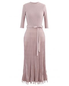VESTIDO A MEDIDA DE PUNTO ACANALADO CON BAJO CON FLECOS Y CUELLO ALTO EN ROSA