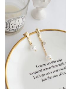 Aretes colgantes de perlas y cadena asimétrica