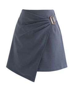 Minifalda asimétrica con cinturón fruncido lateral en gris