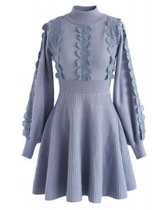 Vestido de punto con forro de croché de Amiable Attraction en azul polvoriento