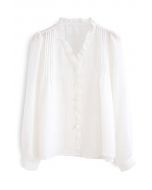 Camisa con cuello en V y ribetes de volantes en blanco